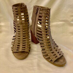 WOMENs SZ 7, Open Toe Suedette Shootie Booties, Good Condition, Tan